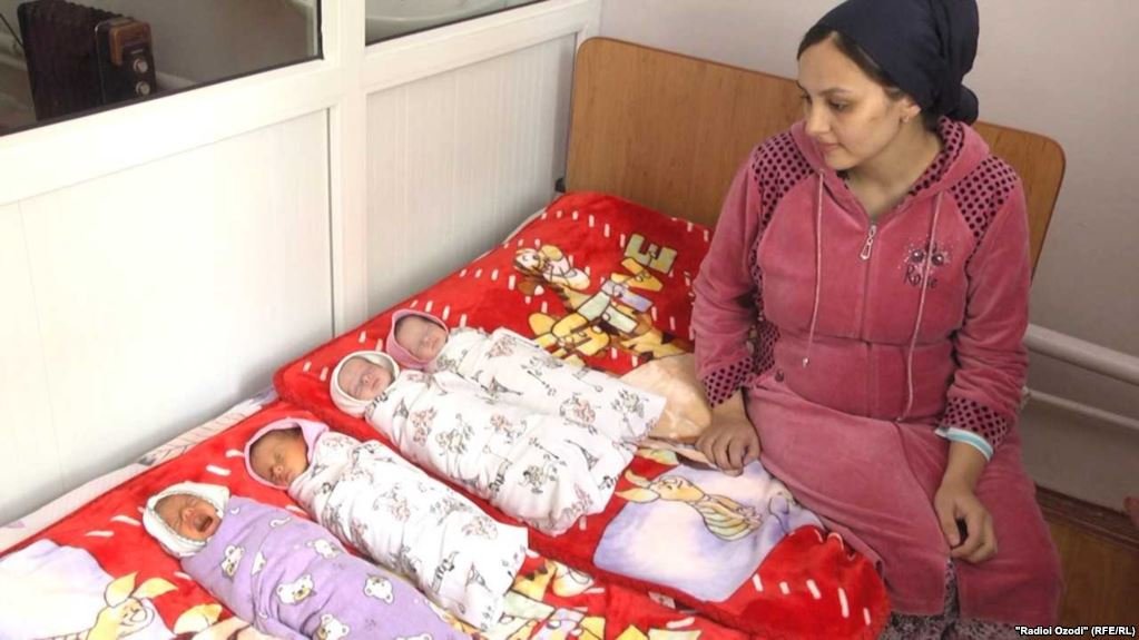 Мама по таджикски. Таджикские дети Новорожденные. Родильный дом 1 в городе Душанбе.