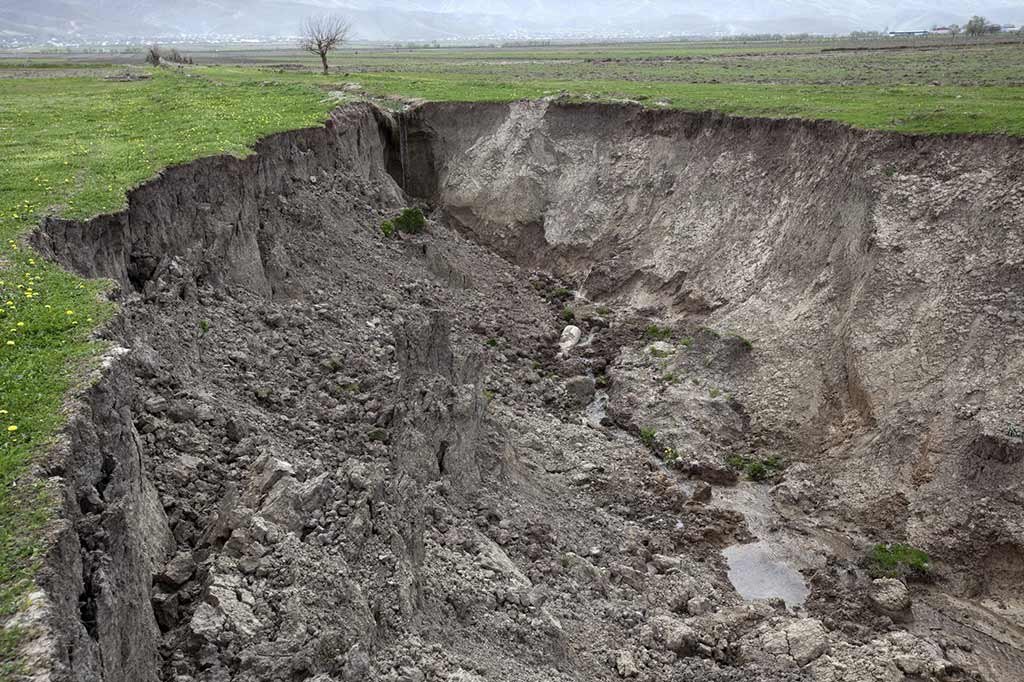 Водная эрозия. Овражная водная эрозия. Линейная (Овражная) эрозия. Овражная эрозия почв. Овражистая эрозия.