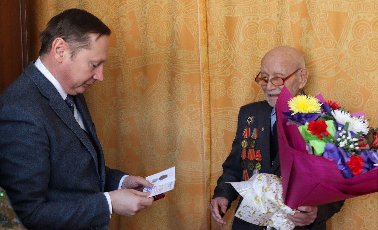 Ветеран из Исфары получил от Путина юбилейную медаль 