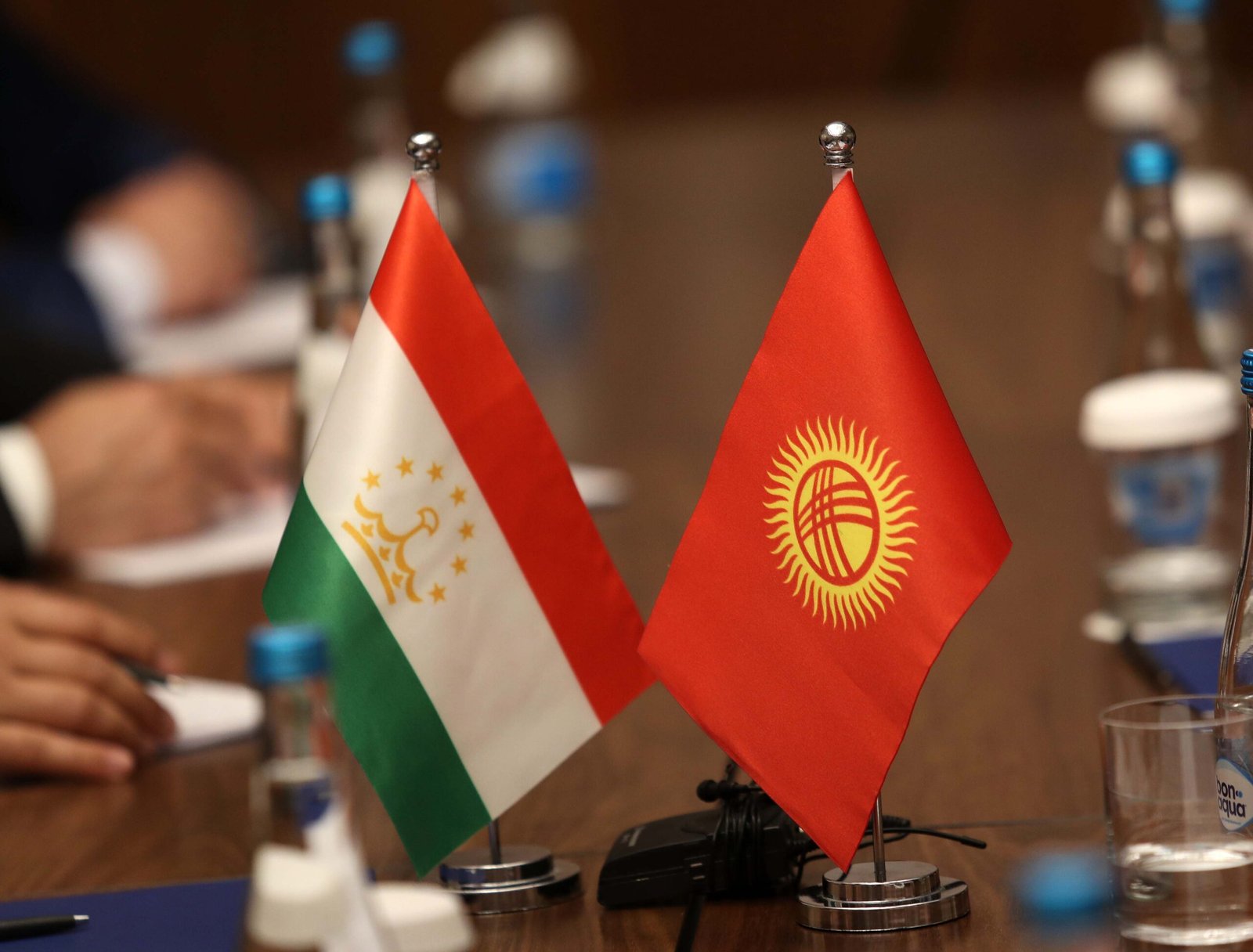 Флаг Таджикистана и Кыргызстана. Таджикистан и кигазстана флаги. Кыргыз таджик флаг. Флажки Узбекистан и Кыргызская Республика.