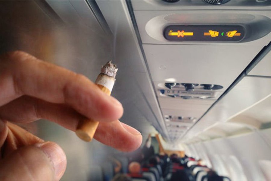 Курение в самолете. Курение в туалете самолета. Курит в самолете. Закурил в самолете. Почему нельзя телефон в самолете